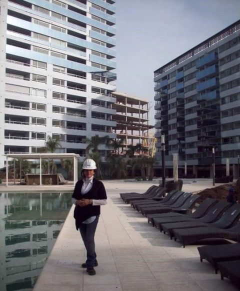 Patricia Macellaro en obra, edificios corporativos de fondo